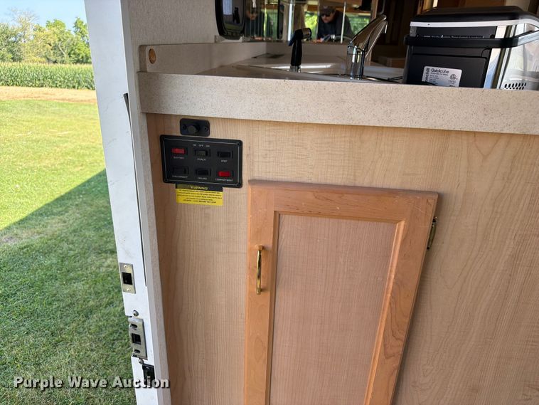 image for item FB5875 2002 National RV Sea Breeze RV