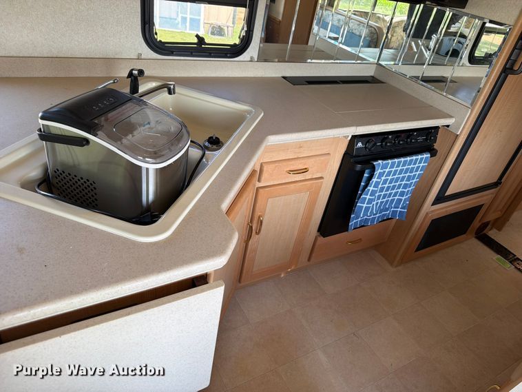 image for item FB5875 2002 National RV Sea Breeze RV