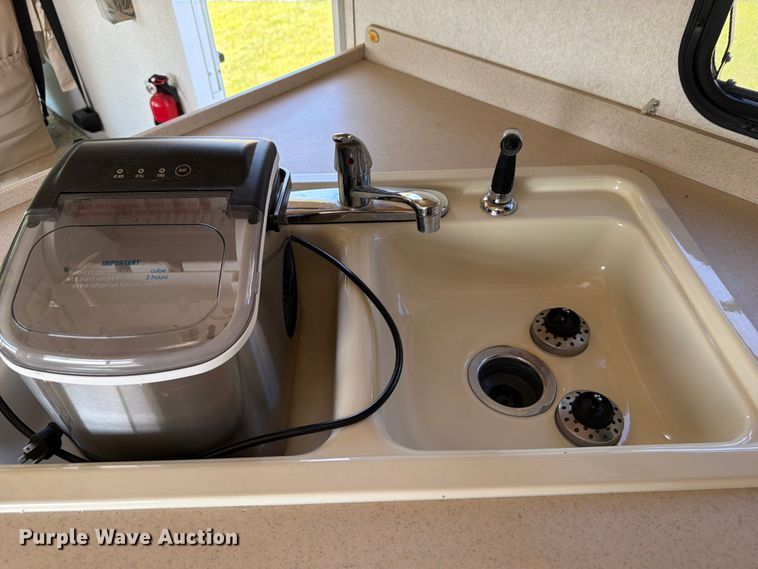 image for item FB5875 2002 National RV Sea Breeze RV