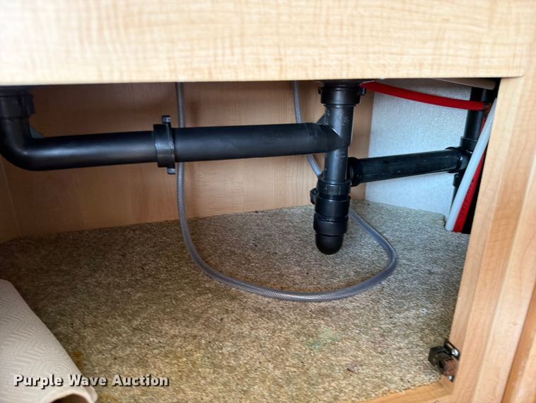 image for item FB5875 2002 National RV Sea Breeze RV