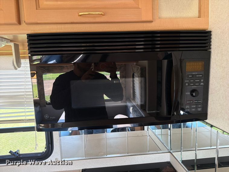 image for item FB5875 2002 National RV Sea Breeze RV