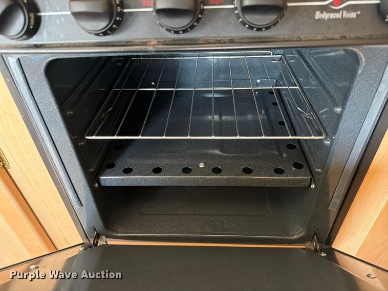 image for item FB5875 2002 National RV Sea Breeze RV