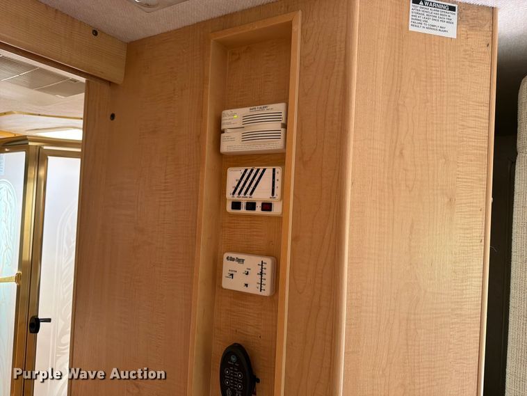 image for item FB5875 2002 National RV Sea Breeze RV