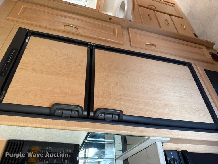 image for item FB5875 2002 National RV Sea Breeze RV