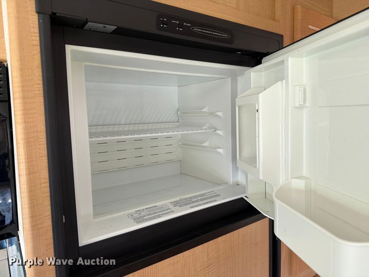 image for item FB5875 2002 National RV Sea Breeze RV