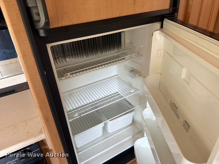 image for item FB5875 2002 National RV Sea Breeze RV