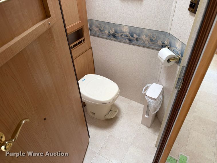 image for item FB5875 2002 National RV Sea Breeze RV