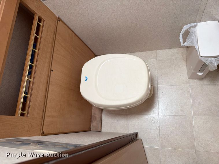 image for item FB5875 2002 National RV Sea Breeze RV