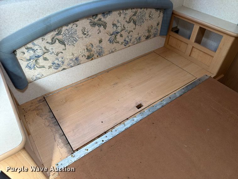 image for item FB5875 2002 National RV Sea Breeze RV