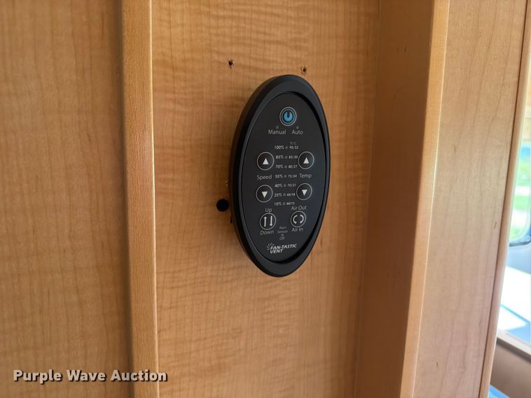 image for item FB5875 2002 National RV Sea Breeze RV