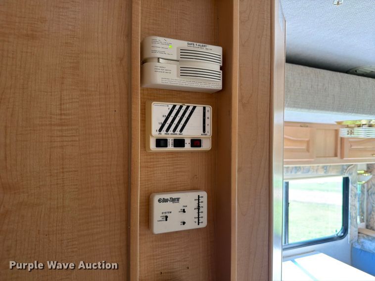 image for item FB5875 2002 National RV Sea Breeze RV