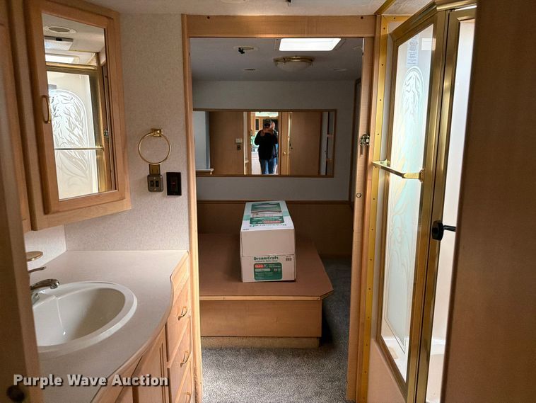 image for item FB5875 2002 National RV Sea Breeze RV