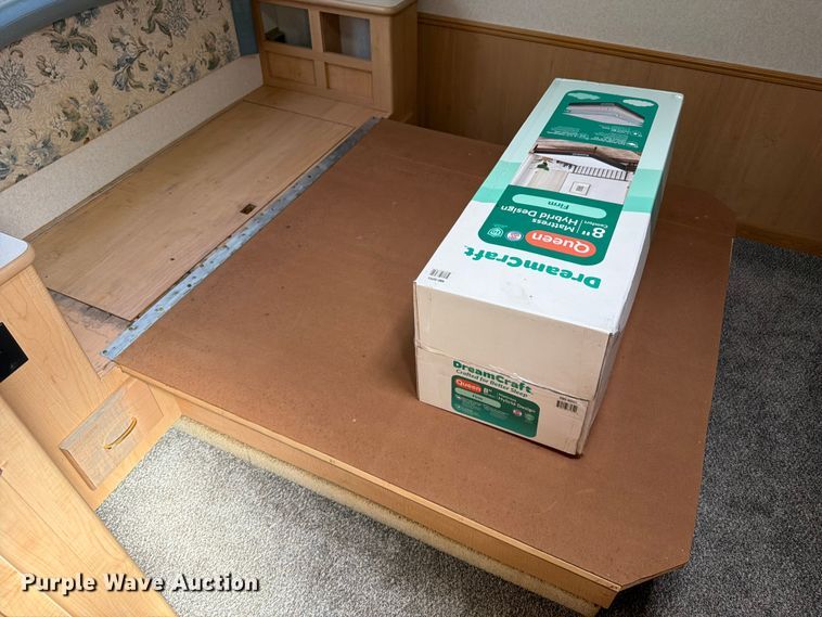 image for item FB5875 2002 National RV Sea Breeze RV