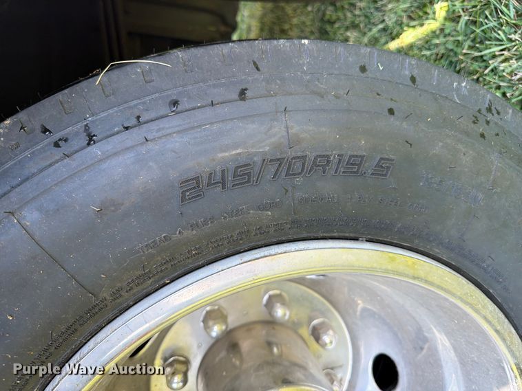 image for item FB5875 2002 National RV Sea Breeze RV