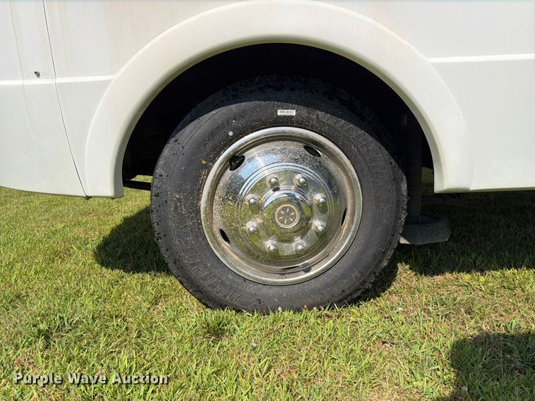 image for item FB5875 2002 National RV Sea Breeze RV