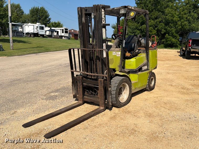 Clark CGP-30 forklift