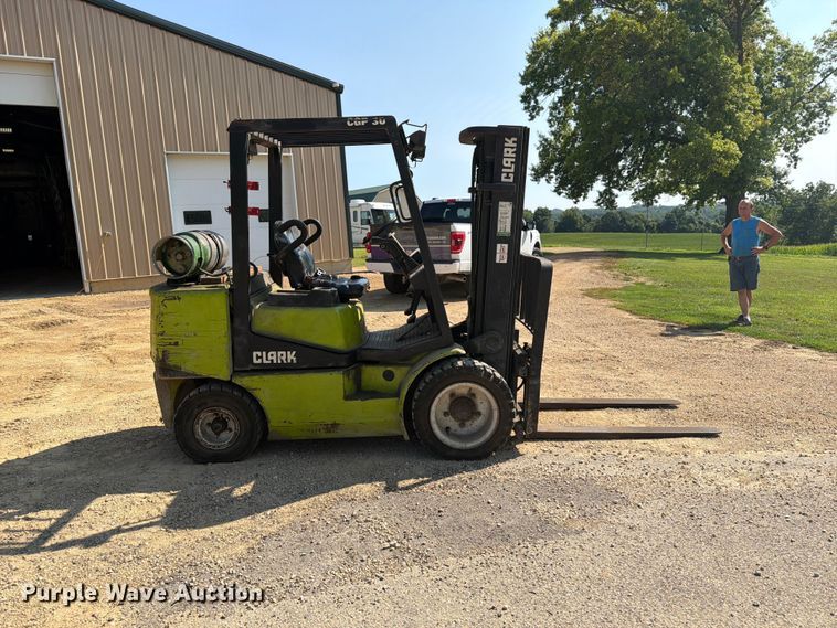 image for item FB5876 Clark CGP-30 forklift