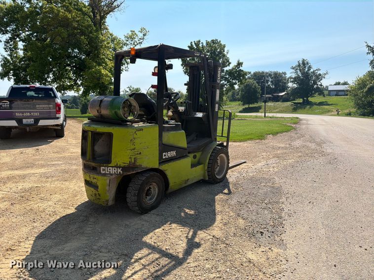 image for item FB5876 Clark CGP-30 forklift