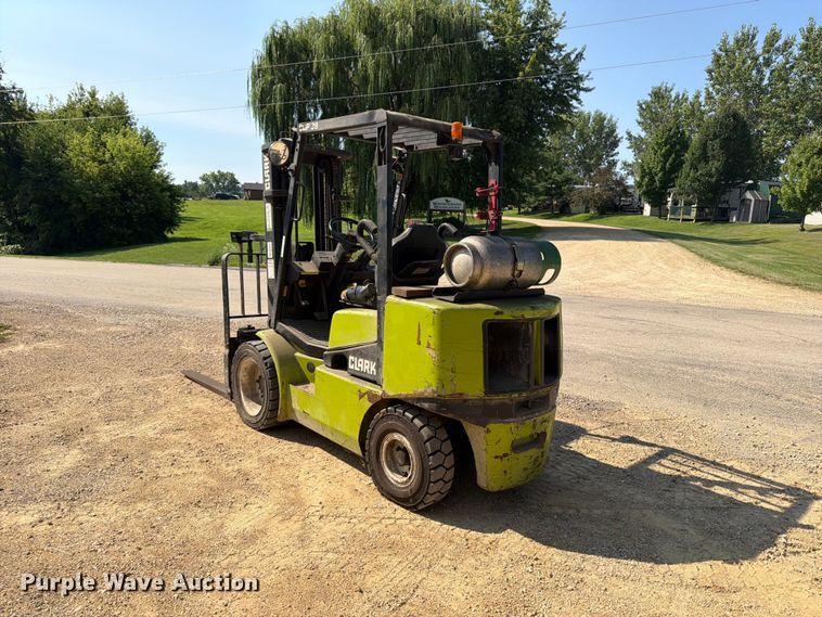 image for item FB5876 Clark CGP-30 forklift