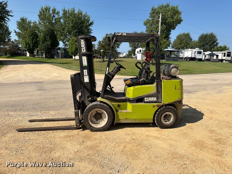 image for item FB5876 Clark CGP-30 forklift