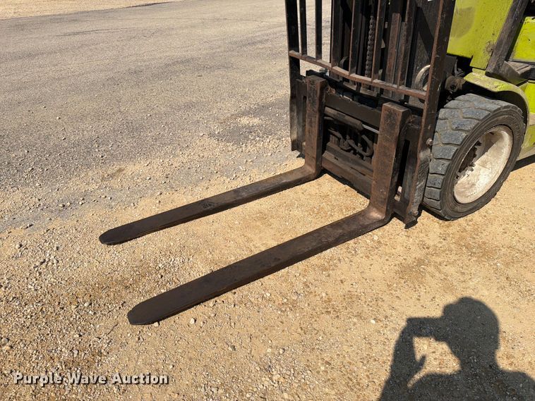 image for item FB5876 Clark CGP-30 forklift