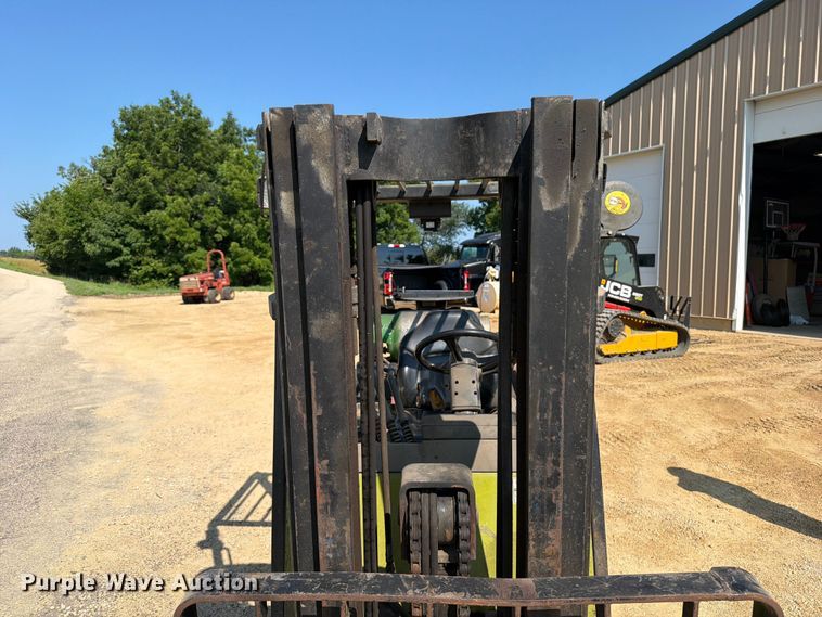 image for item FB5876 Clark CGP-30 forklift
