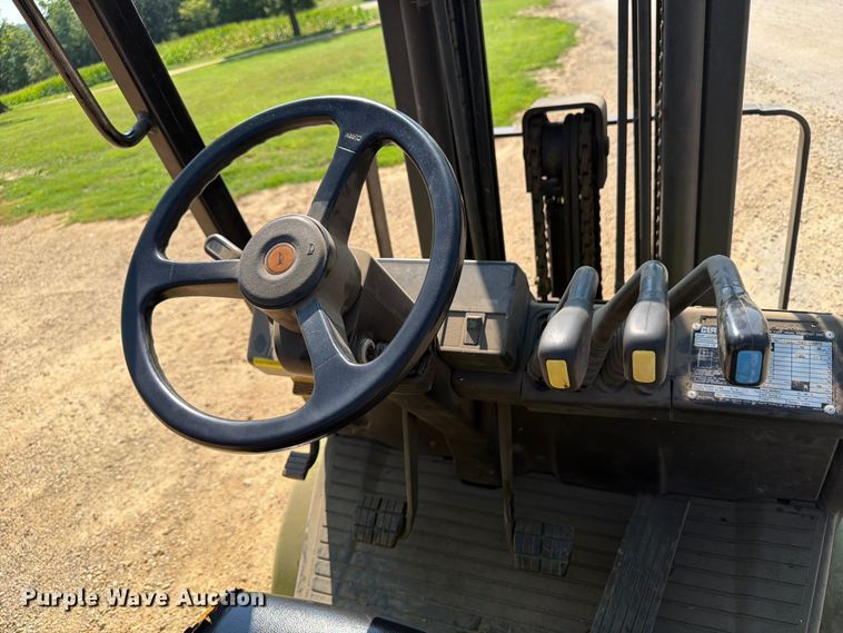 image for item FB5876 Clark CGP-30 forklift