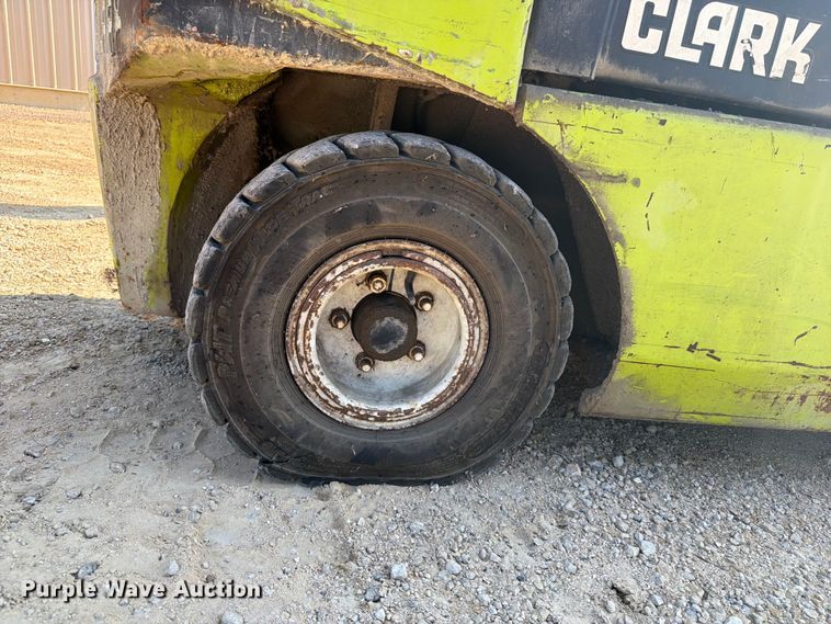 image for item FB5876 Clark CGP-30 forklift
