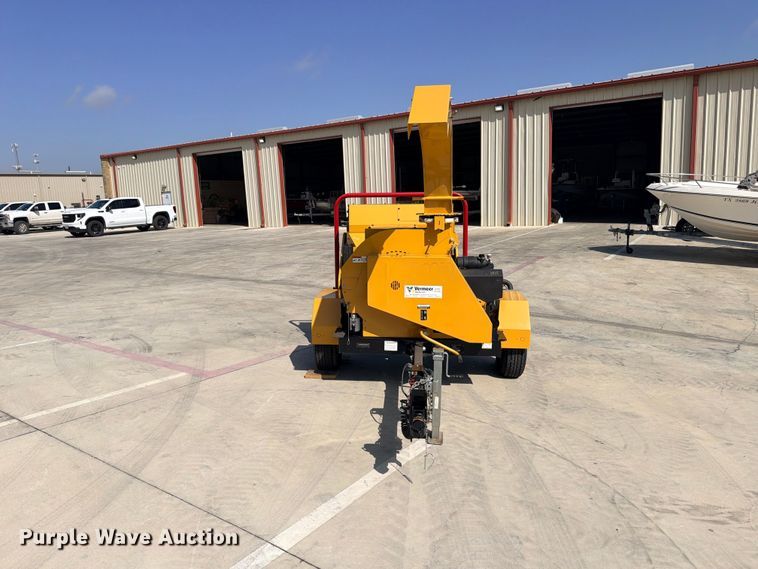 image for item FB8267 2022 Vermeer BC900XL wood chipper