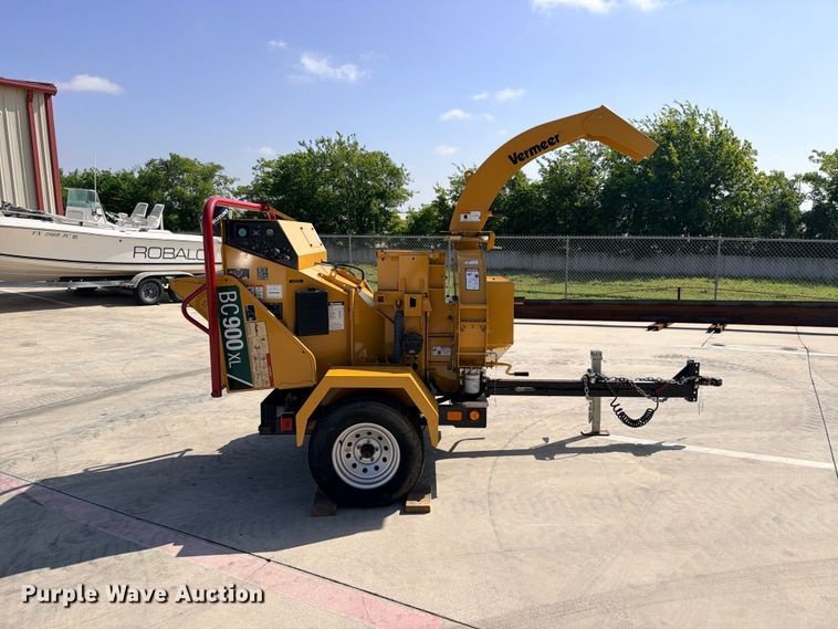 image for item FB8267 2022 Vermeer BC900XL wood chipper