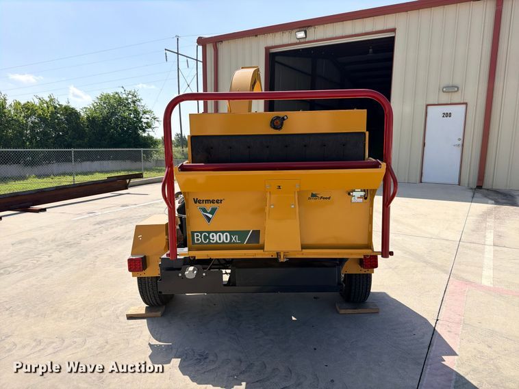 image for item FB8267 2022 Vermeer BC900XL wood chipper