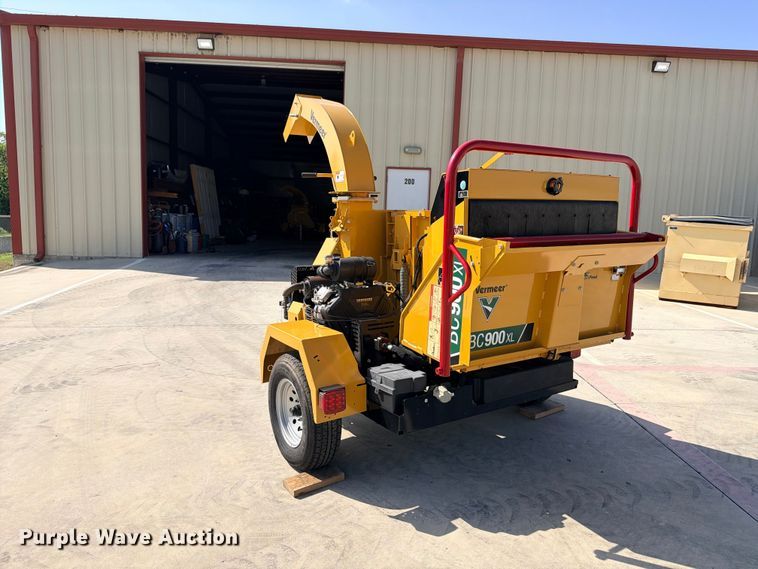 image for item FB8267 2022 Vermeer BC900XL wood chipper