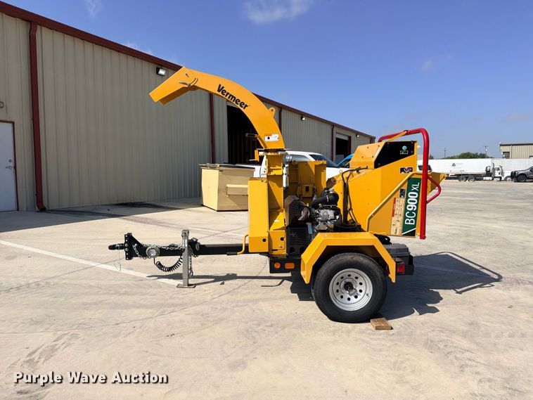 image for item FB8267 2022 Vermeer BC900XL wood chipper
