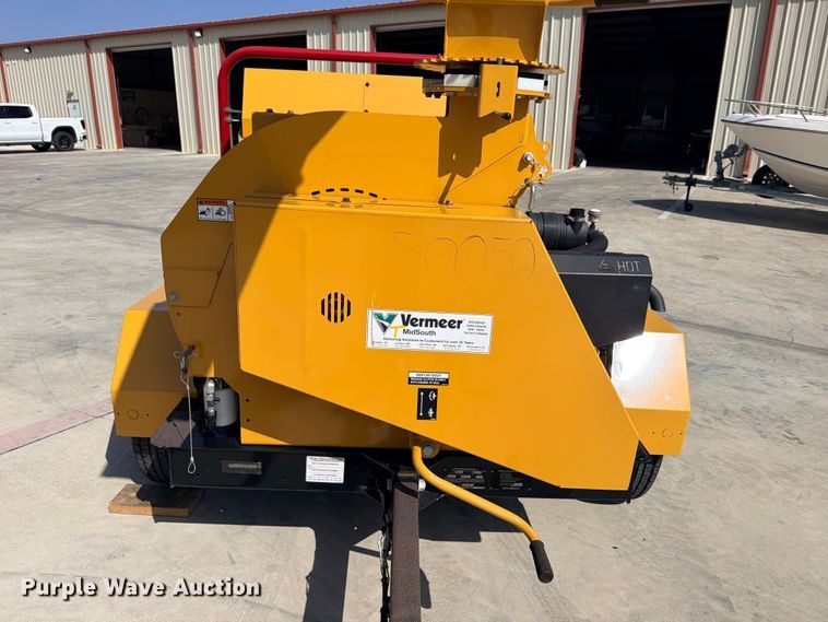 image for item FB8267 2022 Vermeer BC900XL wood chipper