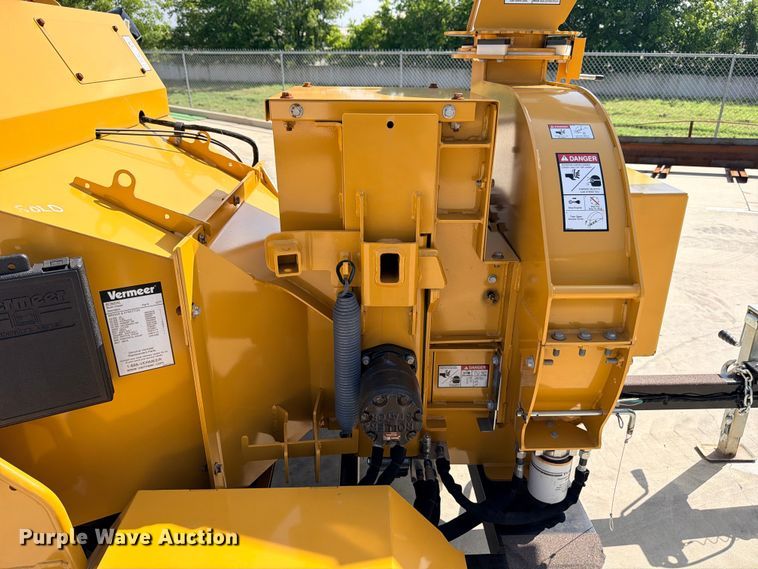 image for item FB8267 2022 Vermeer BC900XL wood chipper