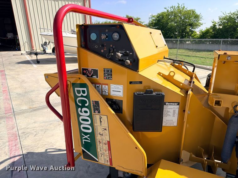 image for item FB8267 2022 Vermeer BC900XL wood chipper