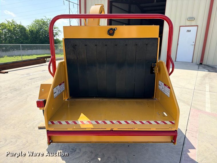 image for item FB8267 2022 Vermeer BC900XL wood chipper