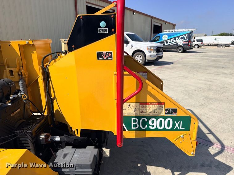image for item FB8267 2022 Vermeer BC900XL wood chipper