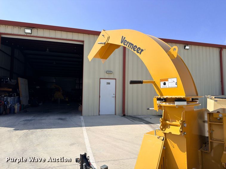 image for item FB8267 2022 Vermeer BC900XL wood chipper
