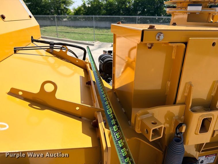 image for item FB8267 2022 Vermeer BC900XL wood chipper