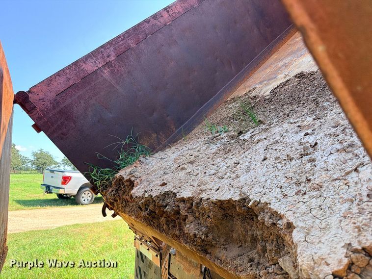 image for item FB8277 1985 Freightliner FLC12054T dump truck