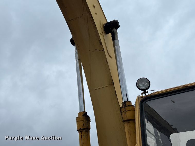 image for item FC1986 1998 John Deere 200LC long reach excavator