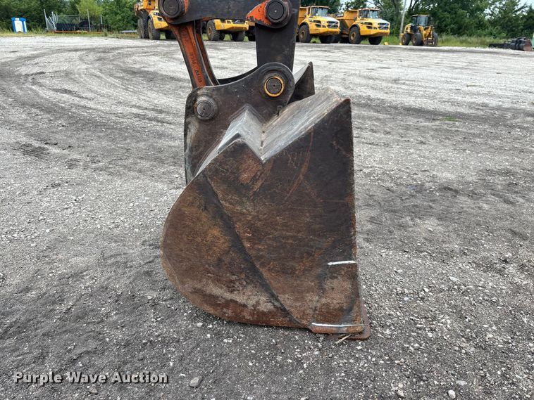 image for item FC1986 1998 John Deere 200LC long reach excavator
