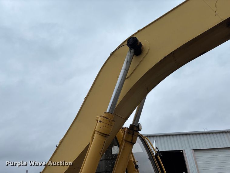image for item FC1986 1998 John Deere 200LC long reach excavator