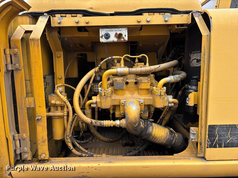 image for item FC1986 1998 John Deere 200LC long reach excavator