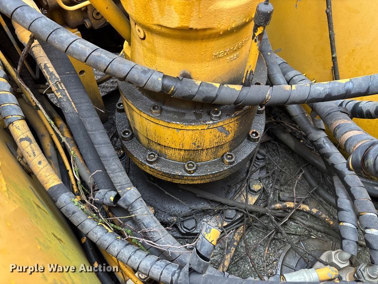 image for item FC1986 1998 John Deere 200LC long reach excavator