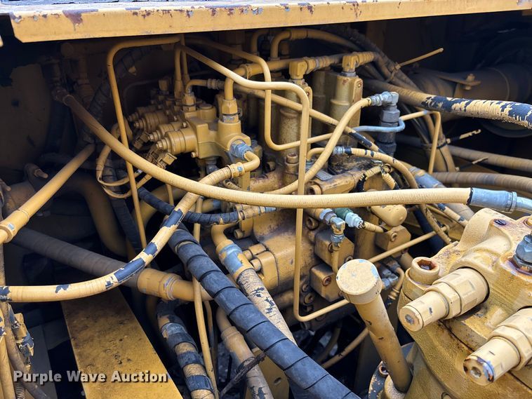 image for item FC1986 1998 John Deere 200LC long reach excavator