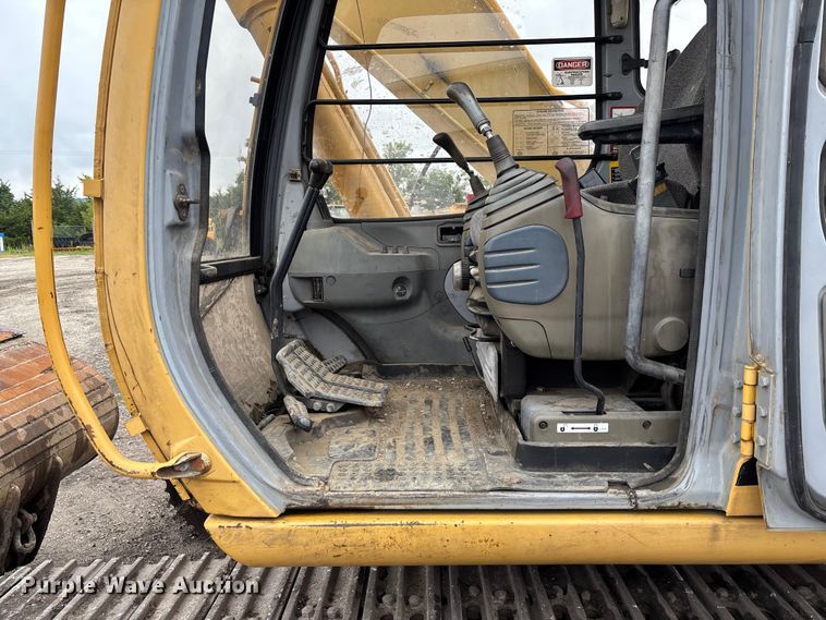 image for item FC1986 1998 John Deere 200LC long reach excavator