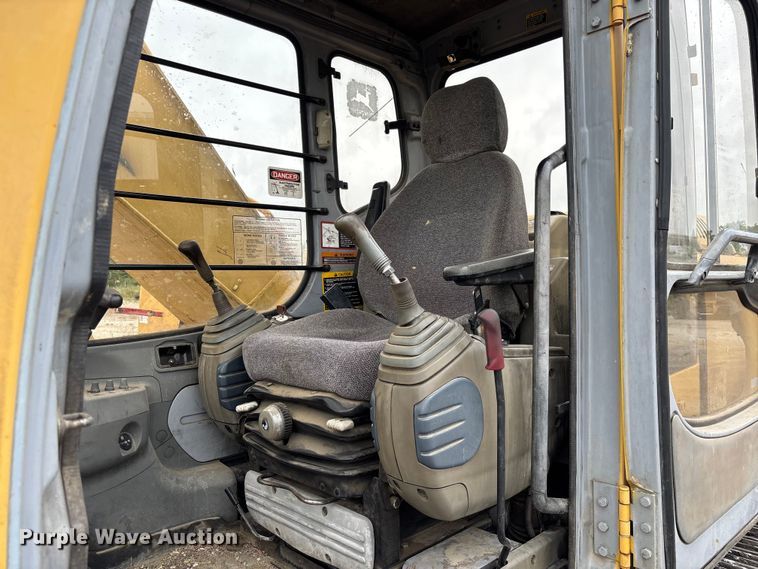 image for item FC1986 1998 John Deere 200LC long reach excavator