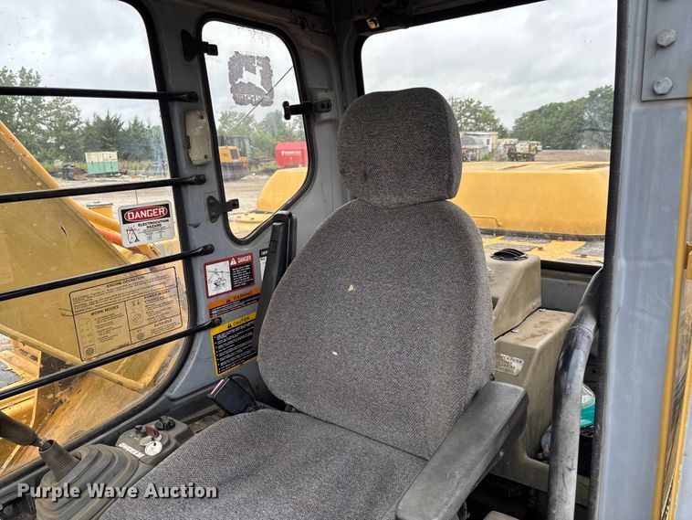 image for item FC1986 1998 John Deere 200LC long reach excavator